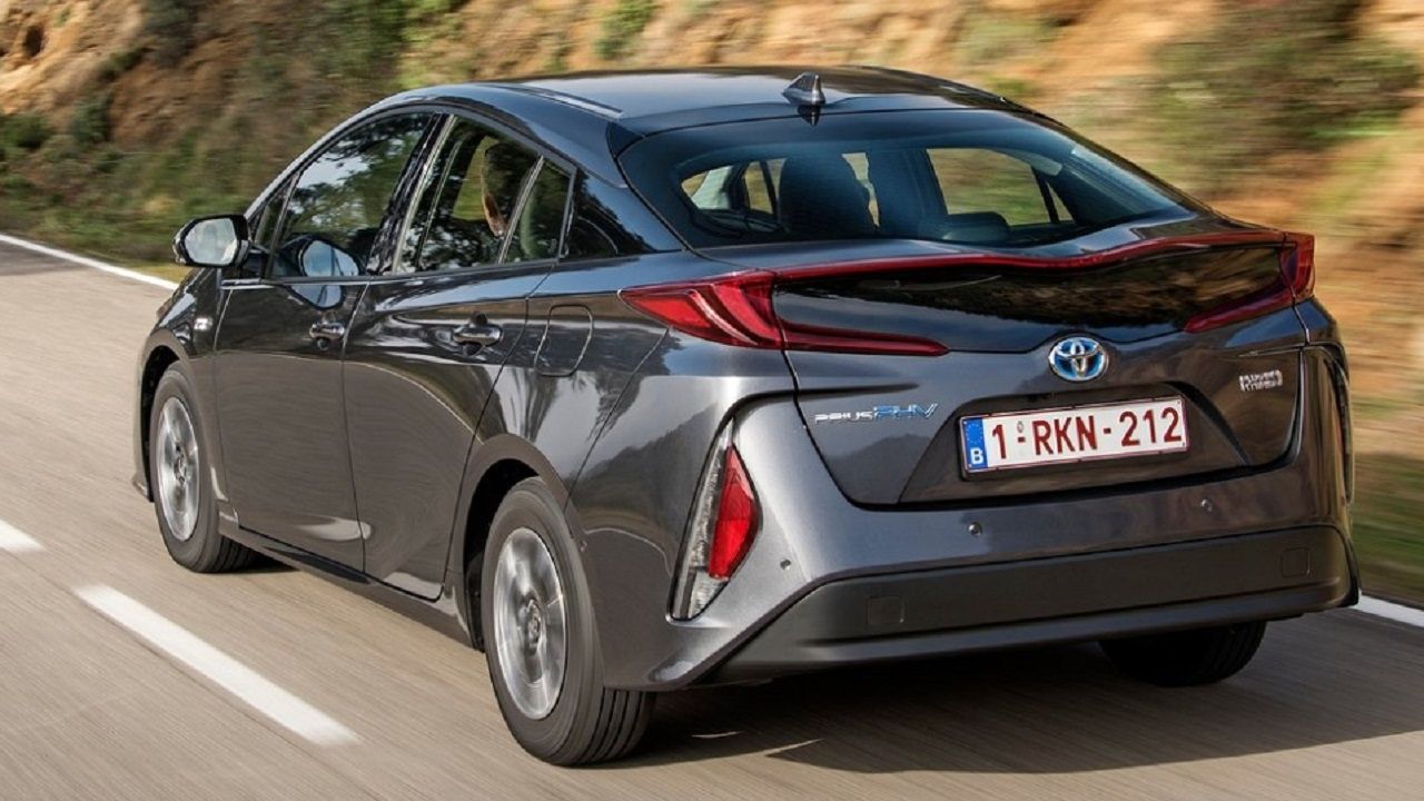 toyota prius plug in review 2018