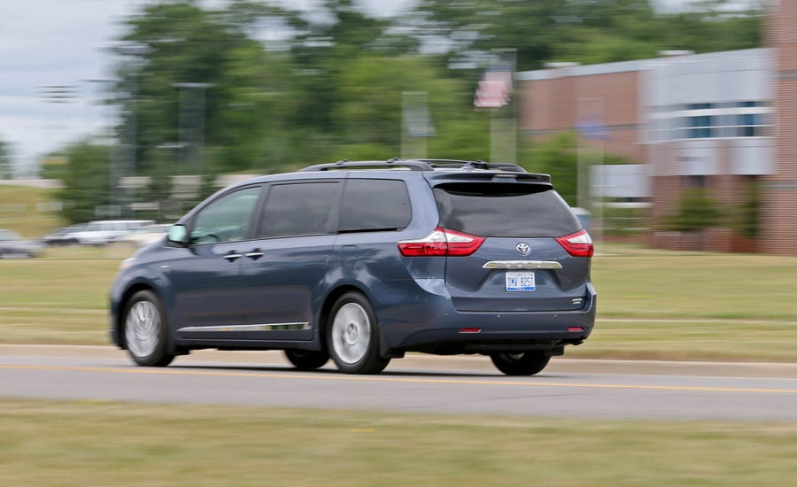 2017 toyota sienna le review